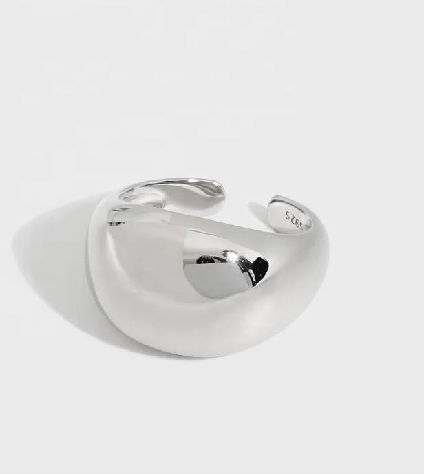 Our Geo Ring is a bold and timeless piece of silver work. Perfect for any occasion Material: Sterling Silver 925