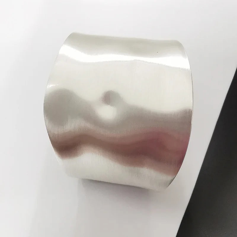 Our Roma Bangle is the perfect accessory for when you're feeling bold. It comes in a raw unpolished finish and magnetic clip closure. Material: Alloy