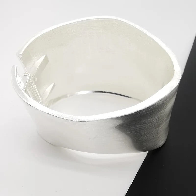 Our Roma Bangle is the perfect accessory for when you're feeling bold. It comes in a raw unpolished finish and magnetic clip closure. Material: Alloy