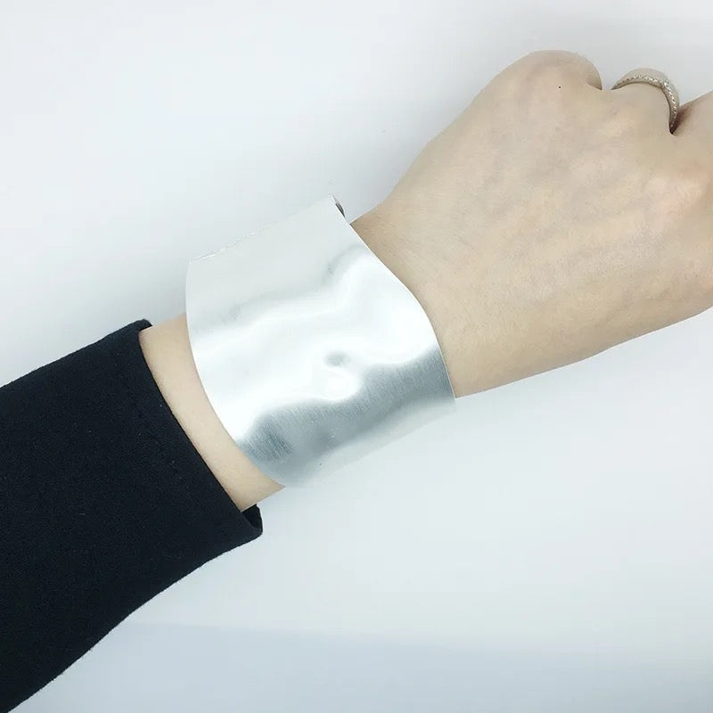 Our Roma Bangle is the perfect accessory for when you're feeling bold. It comes in a raw unpolished finish and magnetic clip closure. Material: Alloy